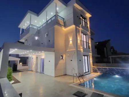 Villa For Sale In Altinkum, Didim 4 In 1 With Pool