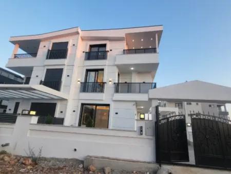 Villa For Sale In Altinkum, Didim 4 In 1 With Pool