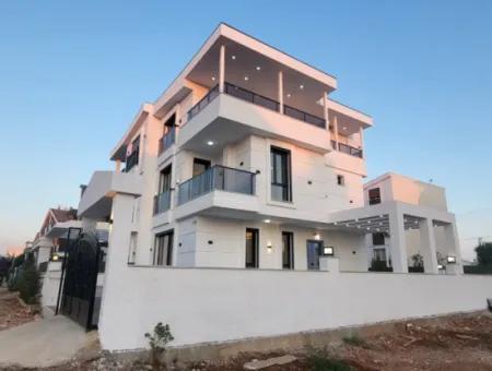 Villa For Sale In Altinkum, Didim 4 In 1 With Pool